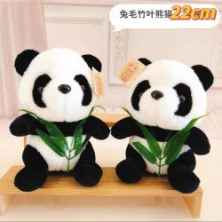 Panda con hojas verdes